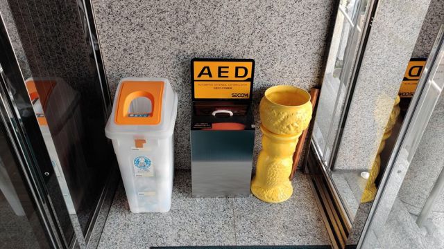 本社出入口にAEDの設置 本社出入口にAEDの設置