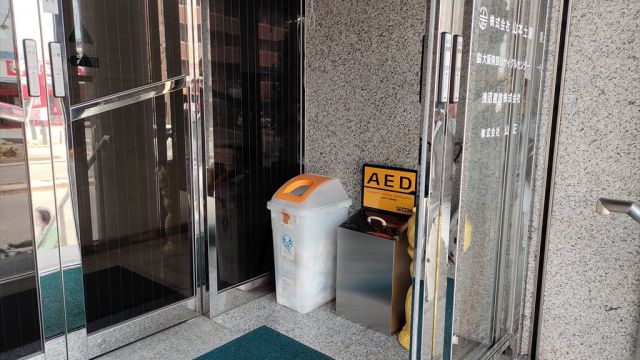 本社出入口にAEDの設置3 本社出入口にAEDの設置3